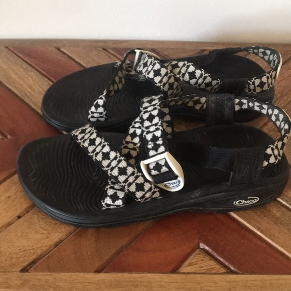 Chaco sandals in black and white - Picture 3 of 6